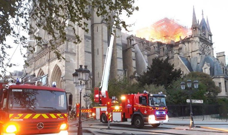 Пожар в соборе Парижской Богоматери потушили - tvspb.ru