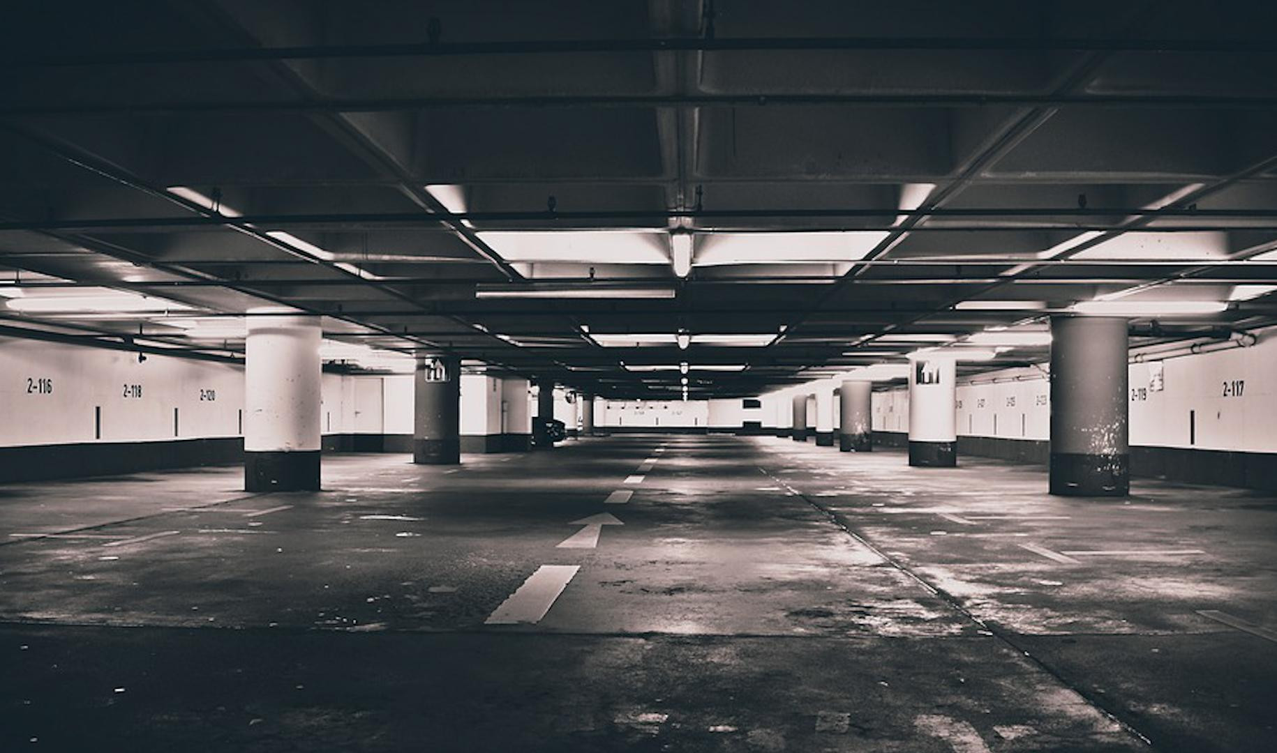 Dark parking. Подземный паркинг. Пустая подземная парковка. Подземная парковка темная. Пустой паркинг.