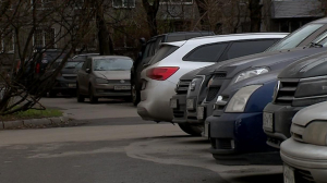 Петербургские депутаты предлагают штрафовать горожан за хаотичную парковку во дворах