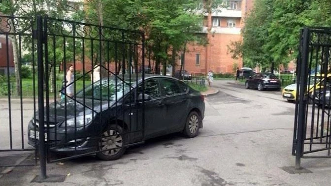 У генконсульства США в Петербурге вместо парковки появился пешеходный переход - tvspb.ru