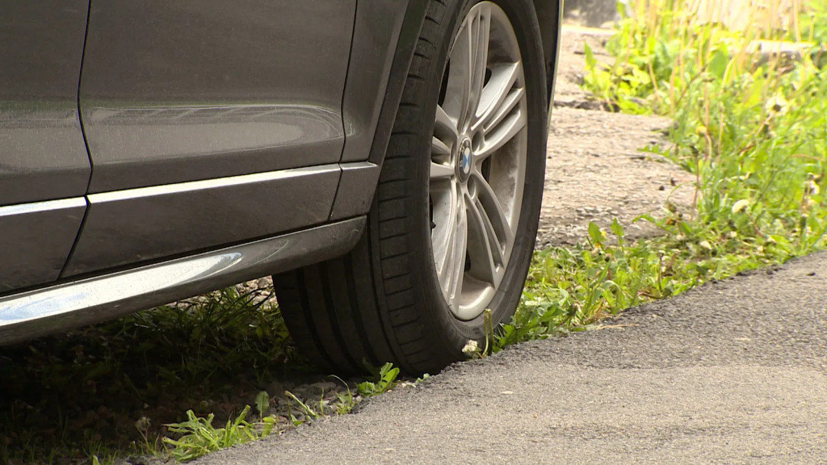 Как в Петербурге будут бороться с автомобилистами, паркующимися на газонах  | Телеканал Санкт-Петербург