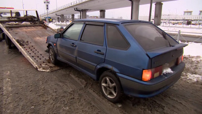 Аварийный сигнал не поможет: кто и как борется со стихийной парковкой у Пулково