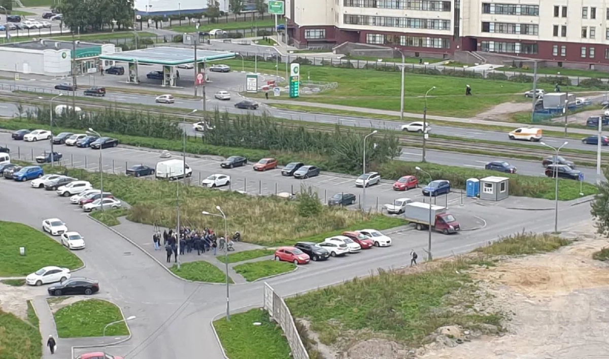 Прокуратура проверяет на нарушения парковку у дома на Дальневосточном проспекте - tvspb.ru