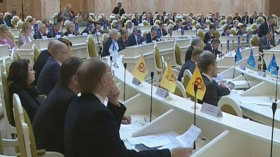 ЗакС увеличит выплаты семьям с приемными детьми до 10 тыс. рублей