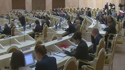 В Мариинском дворце проходит последнее перед летними каникулами заседание Законодательного собрания