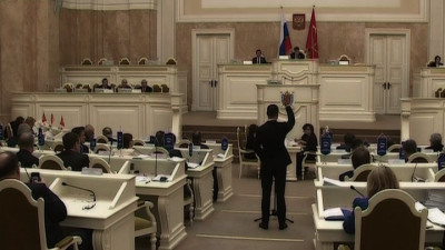 Заседание ЗакСа: депутаты дали блокадникам статус ветеранов и одобрили нового вице-губернатора