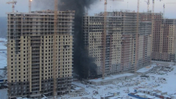 Очевидцы: На Парнасе горит многоэтажка в строящемся жилом комплексе - tvspb.ru