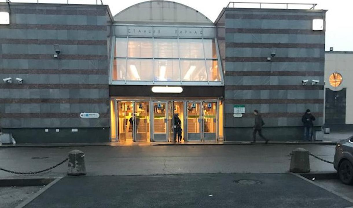 Метро парнас санкт петербург. Станция метро Парнас Санкт-Петербург. Вестибюль станции Парнас. Парнас метро СПБ. Парнас Санкт-Петербург подъезды.