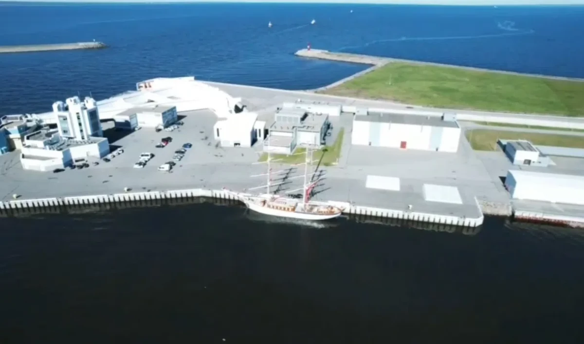 Бриг «Россия» с алыми парусами пришвартовался к петербургской дамбе - tvspb.ru