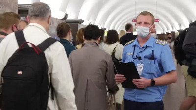 Треть пассажиров петербургского метро надевают маски только после напоминания