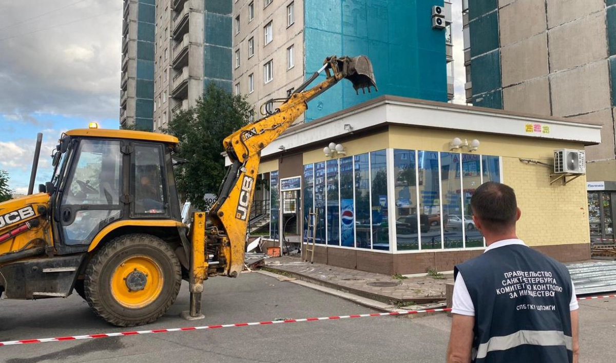 В Петербурге демонтировали незаконный павильон на проспекте Пятилеток - tvspb.ru