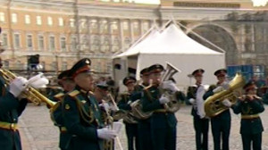 Цветочный фестиваль и парад оркестров: Как Петербург отметил День России