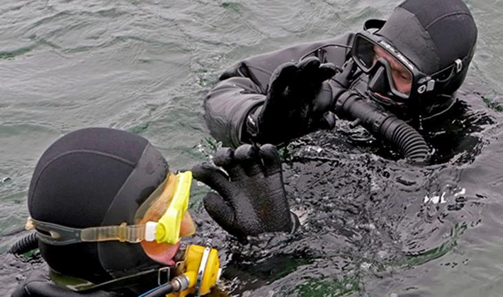 Военные водолазы ЗВО провели подводный бой в учебном бассейне - tvspb.ru