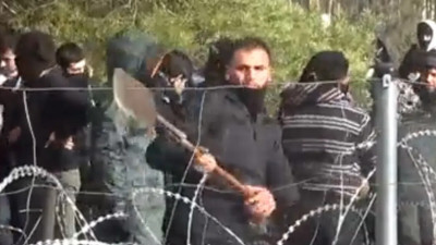 Несколько тысяч мигрантов рвутся в Европу через границу с Белоруссией