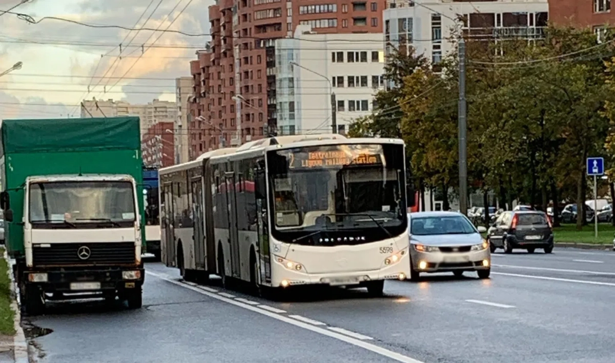 На Ленинском проспекте автобус сбил велосипедиста - tvspb.ru