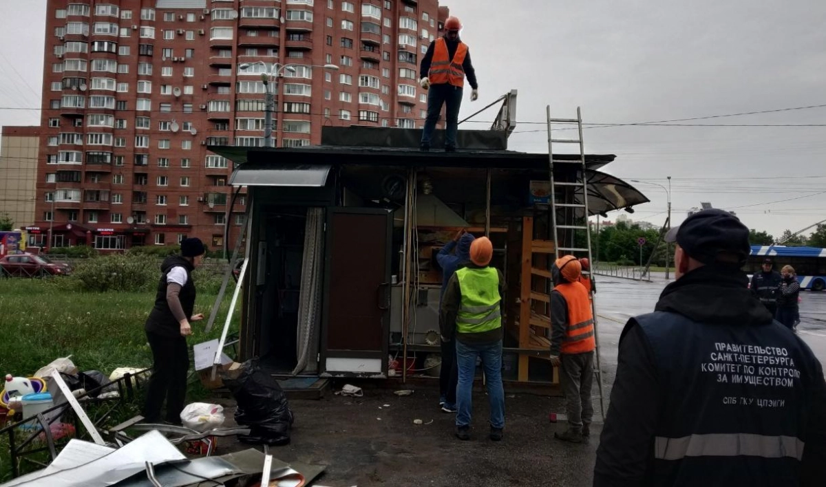 На Комендантском проспекте снесли незаконную пекарню - tvspb.ru