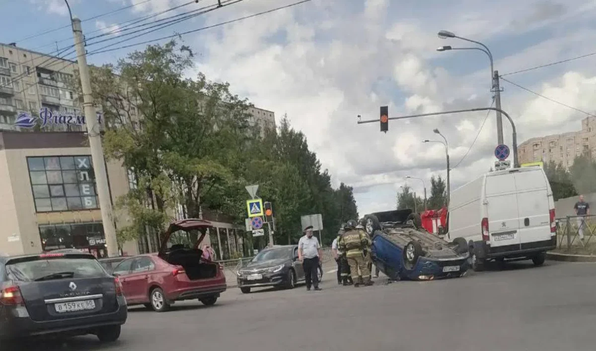 На Светлановском проспекте перевернулась легковая машина - tvspb.ru