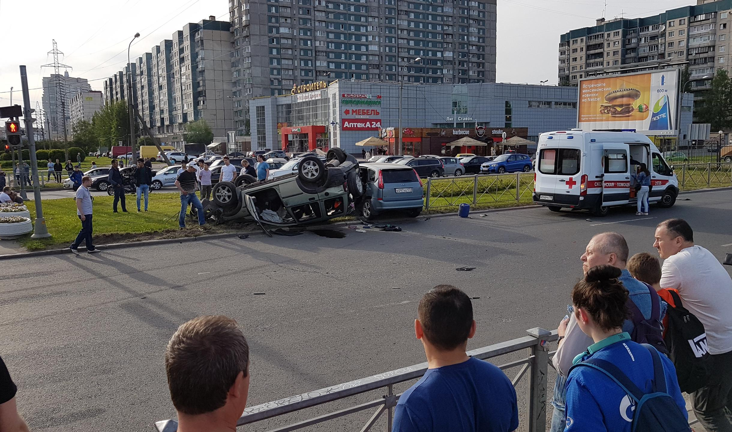 Аварии в спб сегодня. Авария на проспекте Испытателей. ДТП В Приморском районе. ДТП на Приморском проспекте.