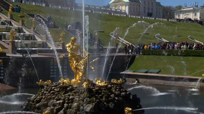 В Петергофе начался Весенний праздник фонтанов
