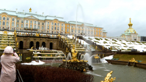 К сезону готовы: деревья и скульптуры парков Петергофа освобождаются от «зимней одежды», фонтаны протестированы