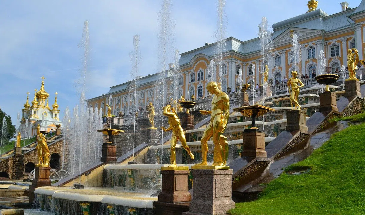Большой дворец в Петергофе фонтаны