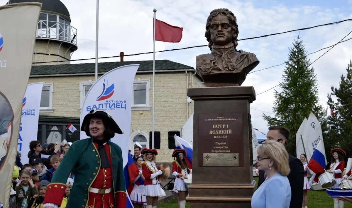На территории яхт-клуба «Балтиец» открыли бюст Петра I в честь его 350-летия - tvspb.ru