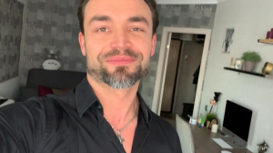 Самоизоляция звёзд. Советы  вокалиста Петра Захарова