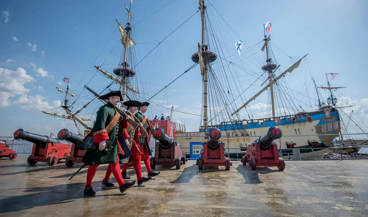 На набережной Лейтенанта Шмидта петербуржцам покажут основные вехи правления Петра I - tvspb.ru