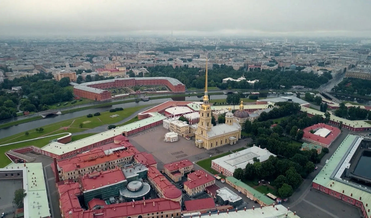 Соборная площадь Петропавловской крепости. Территория Нарышкина бастиона в Санкт-Петербурге. Петропавловка Питер. Петропавловская крепость в цветах.