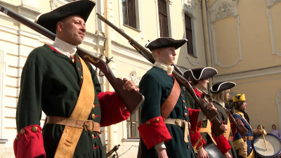 Гостей Петровской ассамблеи в Шереметевском дворце встретили солдаты лейб-гвардии