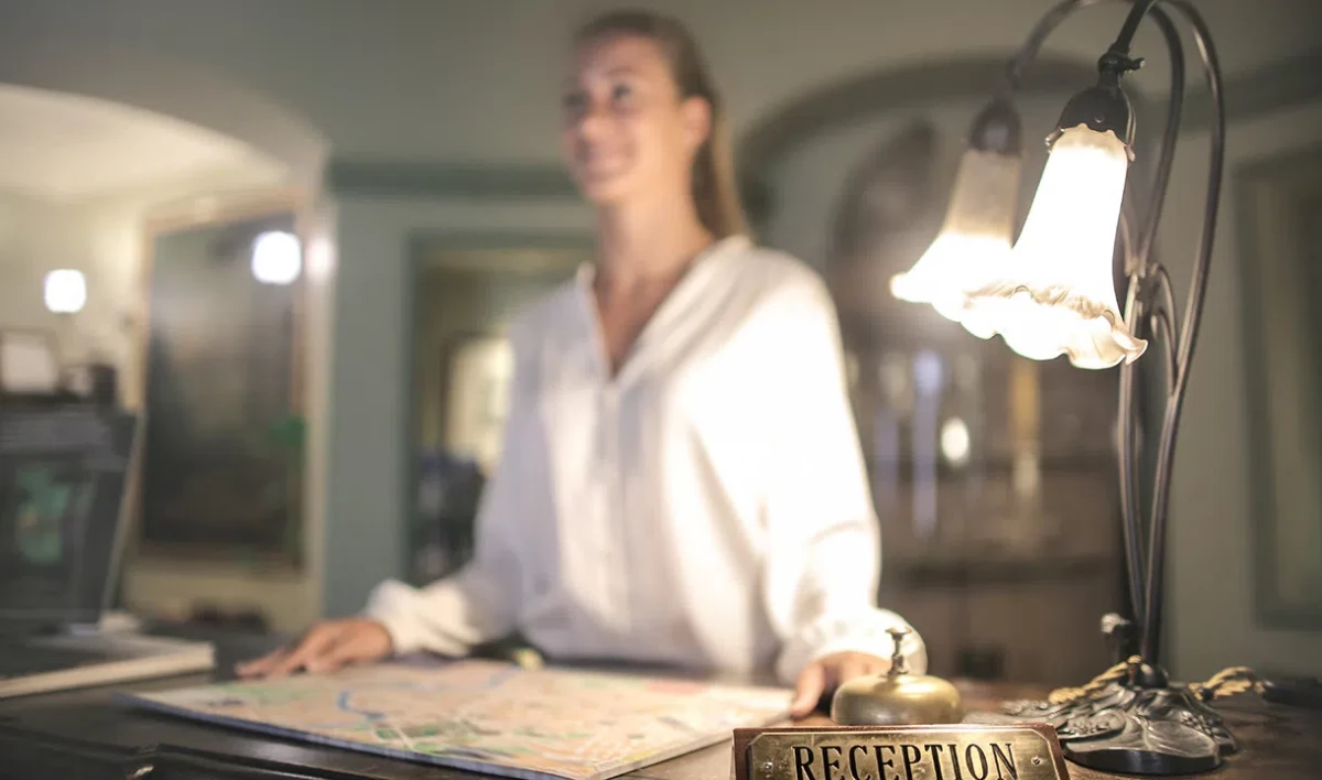 В Петербурге началась вакцинация от COVID иностранных сотрудников отелей - tvspb.ru