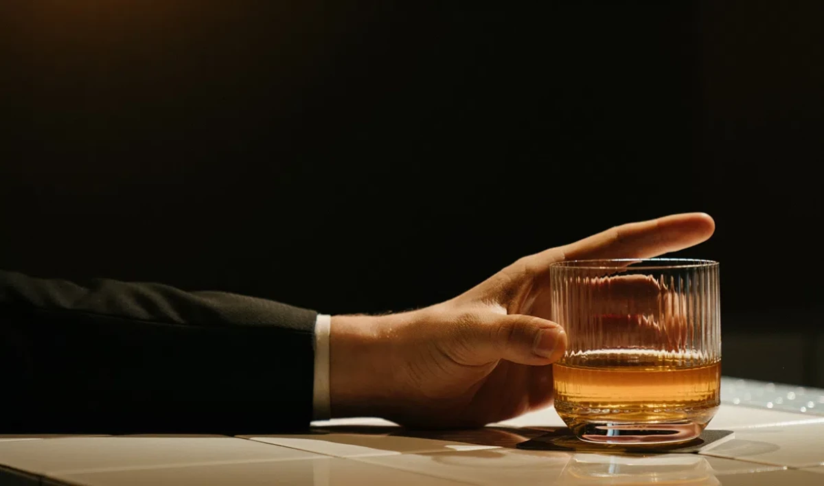 В Петербурге поймали мужчину, пытавшегося украсть виски из магазина - tvspb.ru