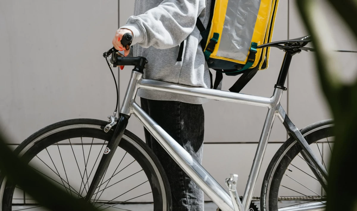 Петербургский курьер оказался под обстрелом за неосторожный взгляд на девушку - tvspb.ru