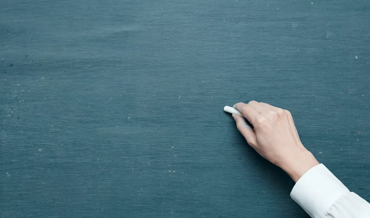 В Минпросвещения не обсуждалось введение QR-кодов для сотрудников школ - tvspb.ru