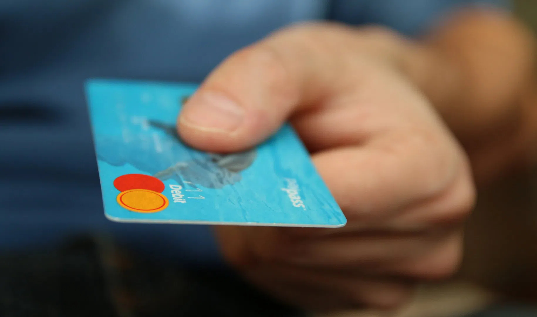 Минфин предлагает блокировать счета при мошенничестве с картами
