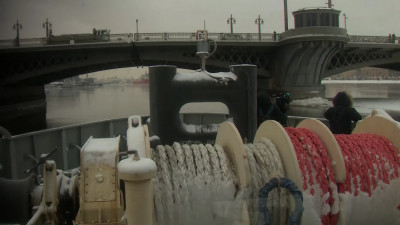 Припай и зажоры: Как ледокол «Невская Застава» разбивает лед на Неве