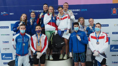 Золото на 200-метровке и 4 серебра в эстафетах: В Петербурге завершился второй день ЧР по плаванию