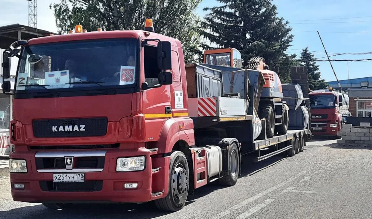 В Мариуполь привезли строительную технику и автобусы из Петербурга |  Телеканал Санкт-Петербург