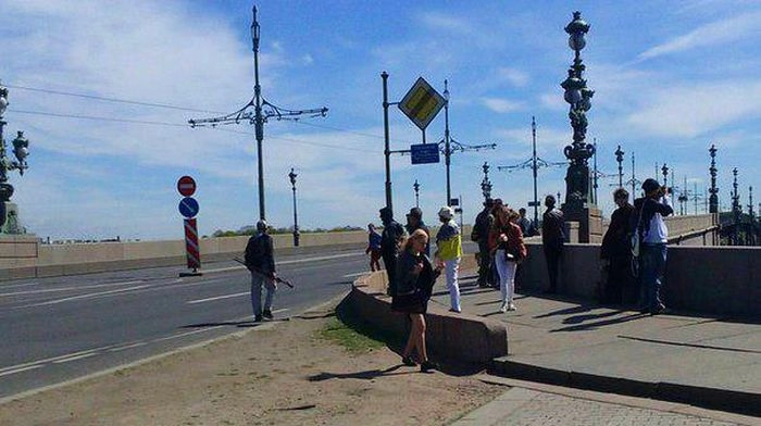 Троицкий мост перекрывали из-за подозрительной канистры - tvspb.ru