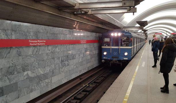В петербургском метро продлили тестирование дублированных на английский язык сообщений