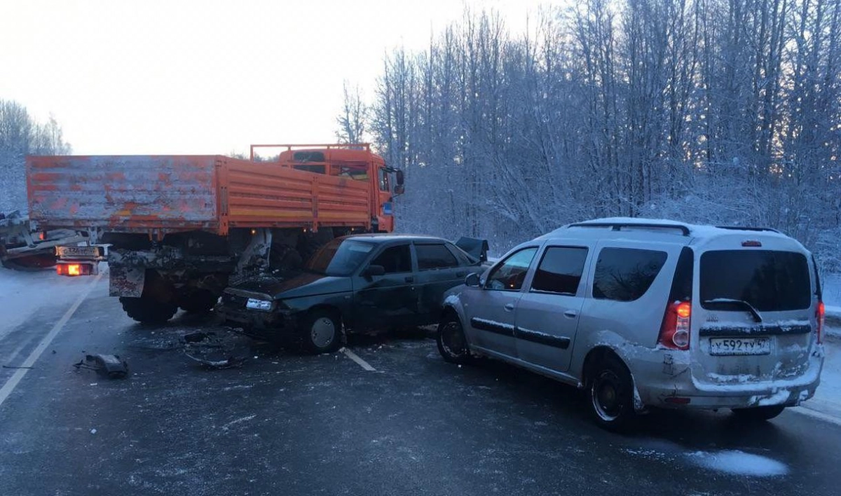 Движение на трассе в Ленобласти перекрыли из-за столкновения четырех машин - tvspb.ru