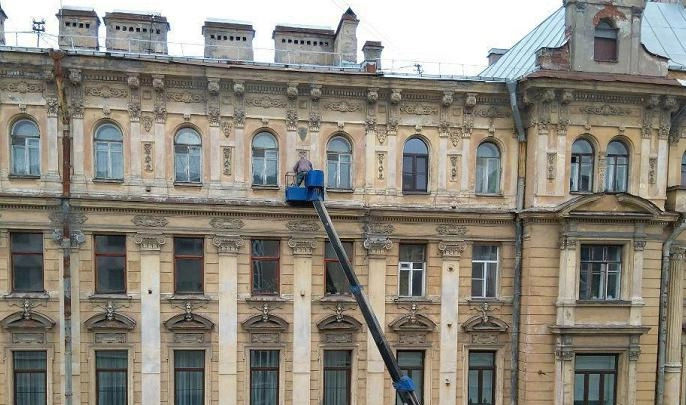 Очевидцы: Со здания в центре Петербурга сбивают лепнину - tvspb.ru