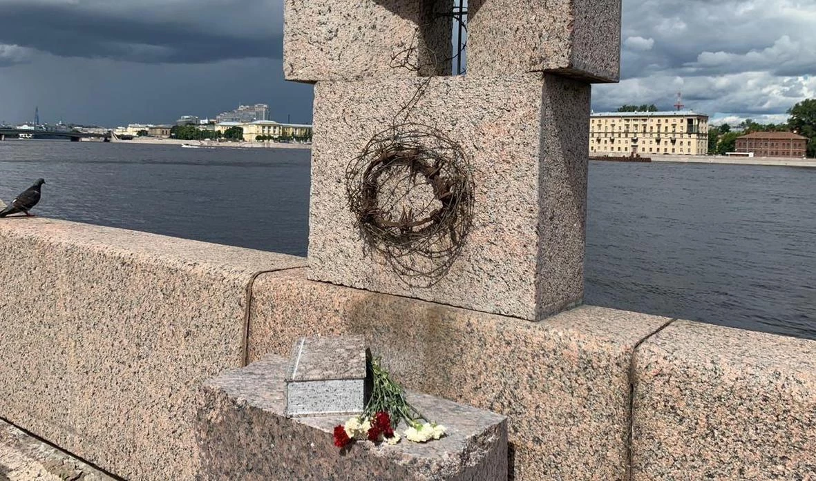 Гранитную книгу с памятника жертвам политических репрессий вернули на место - tvspb.ru