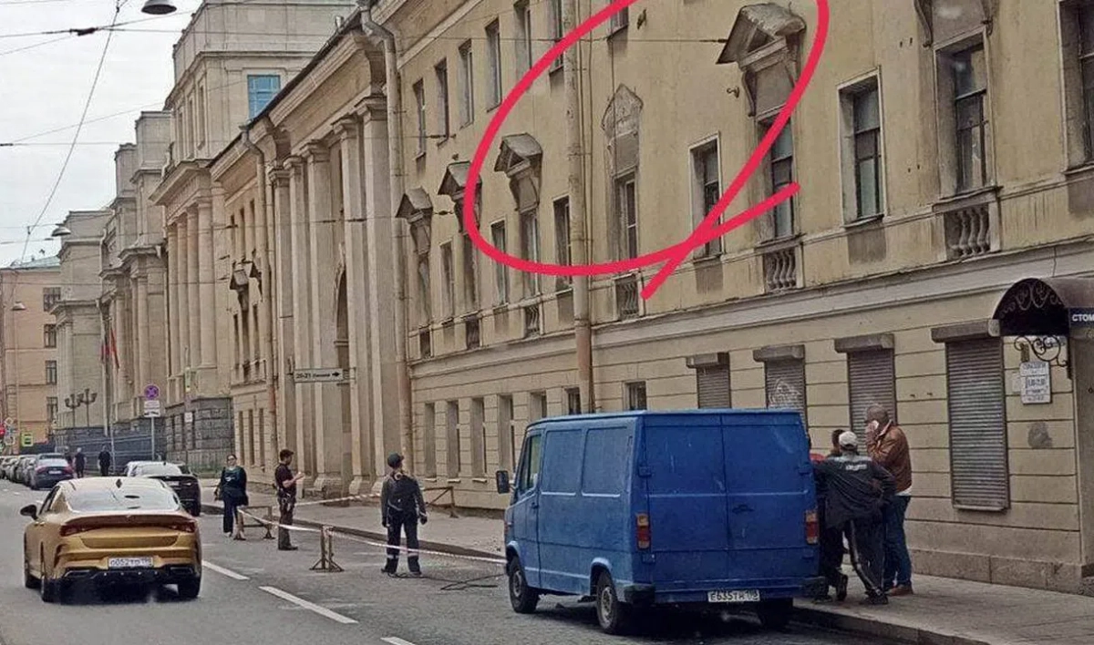 На Среднем проспекте В.О. обрушился кусок фасада на тротуар - tvspb.ru