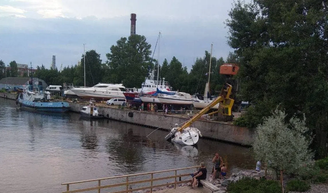 Строительный кран упал на яхту в Кронштадте - tvspb.ru