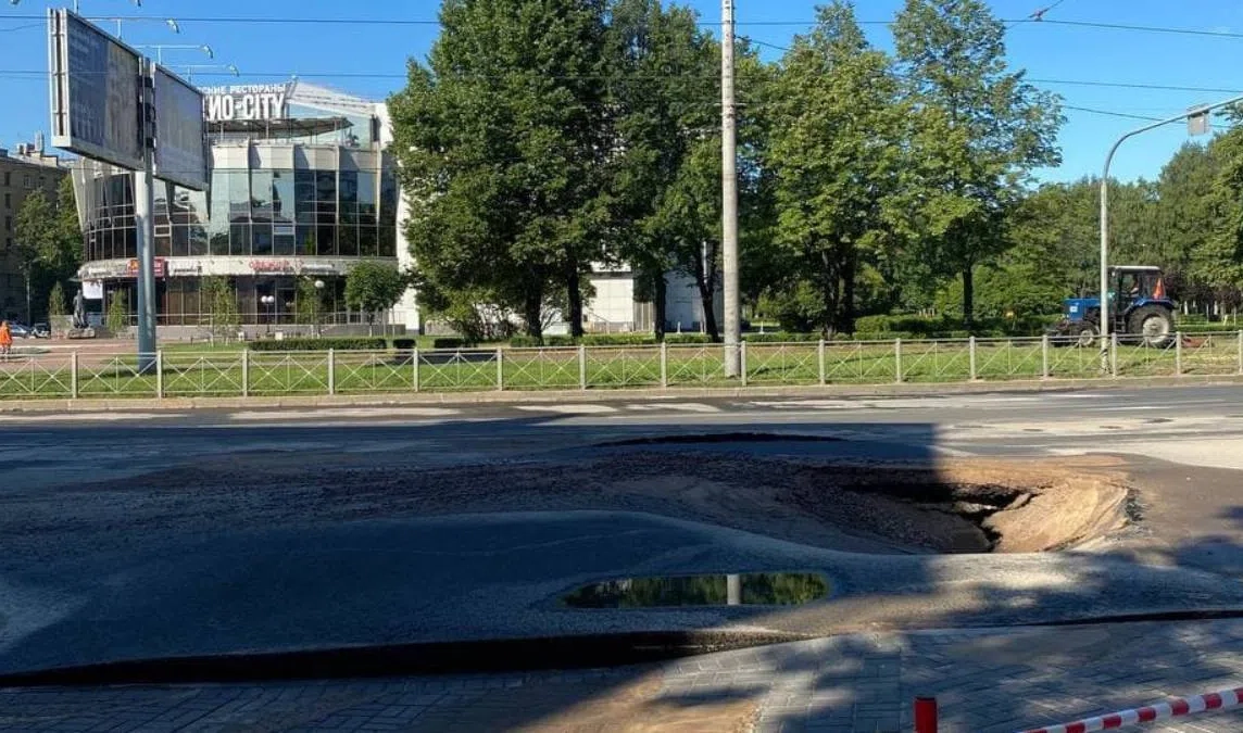 Трамвайное движение на Среднеохтинском проспекте закрыли из-за прорыва трубы - tvspb.ru