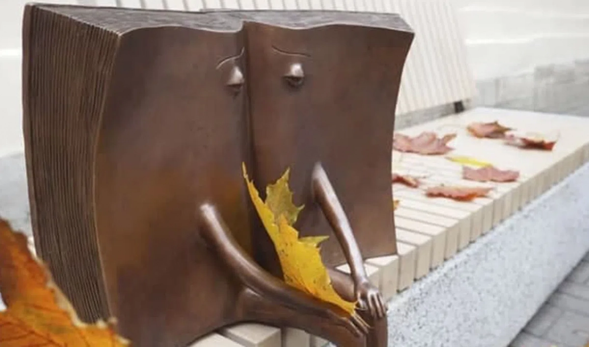 На Литейном появился памятник потерянной книге - tvspb.ru