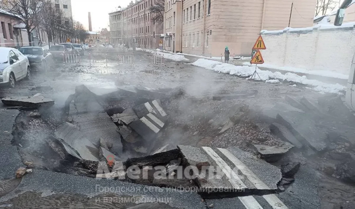 В Подъездном переулке разверзлась земля из-за прорыва трубы - tvspb.ru