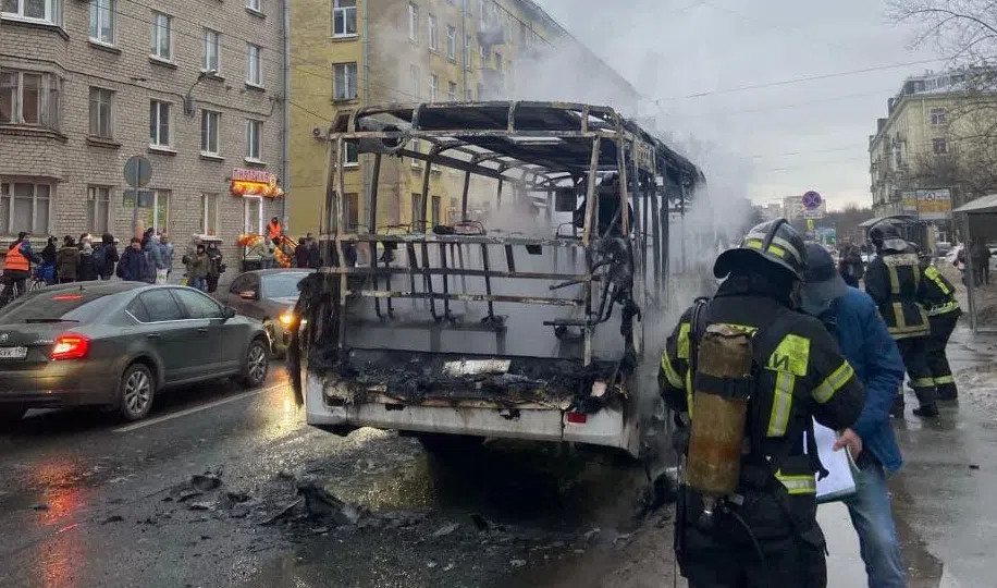 Пожар на автобусной спб. Пожар ПАЗ. В Петербурге горит маршрутка.