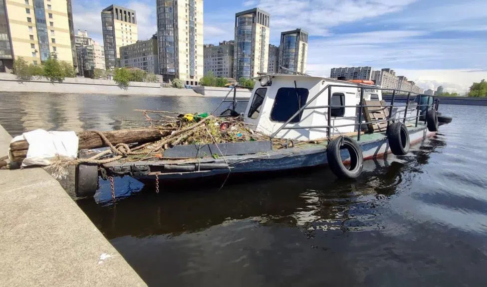 Петербуржцы очистили от мусора реку Смоленку